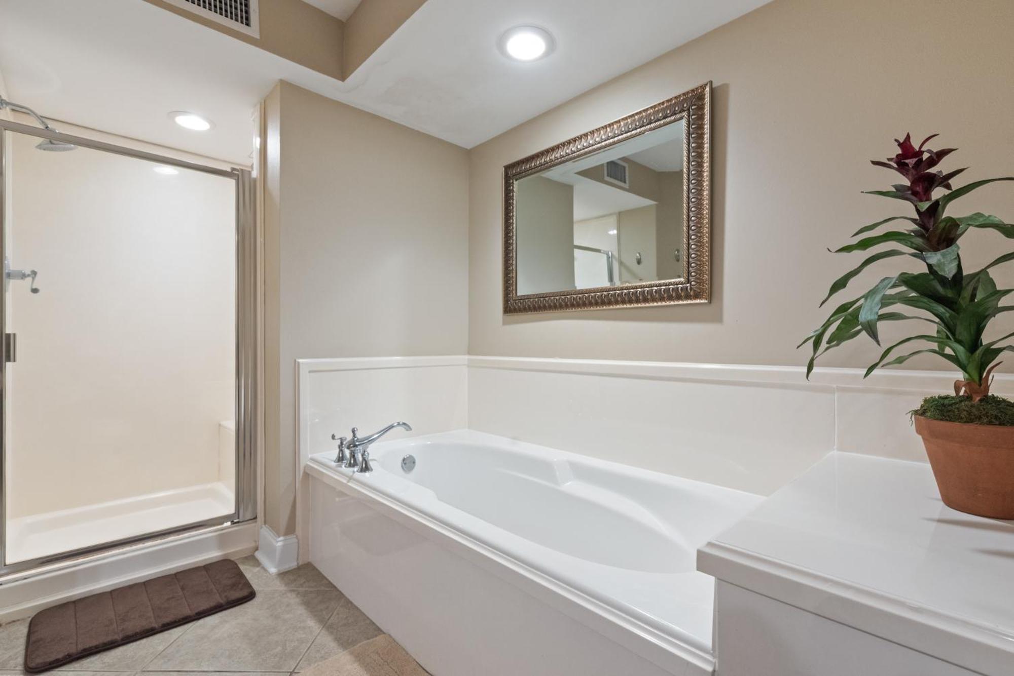 Fun 2 Bed/2 Bath Condo With Pool On Biloxi Beach Bagian luar foto